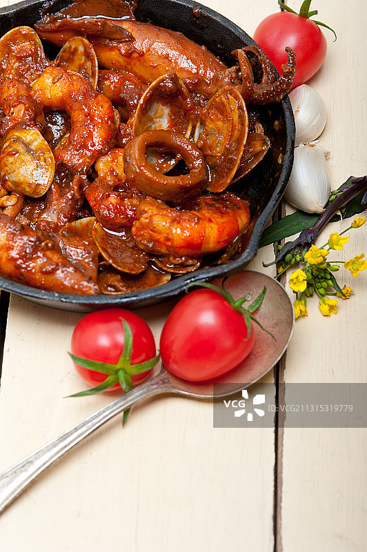 高角度观看肉在烹饪锅上的桌子图片素材