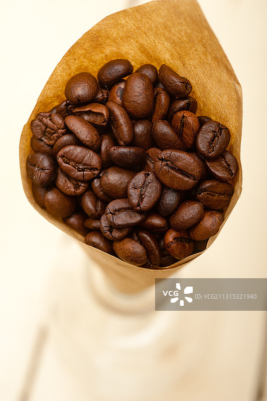 桌子上杯子里的咖啡豆的高角度视图图片素材
