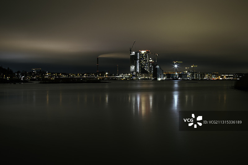 芬兰赫尔辛基夜晚灯火通明的城市图片素材