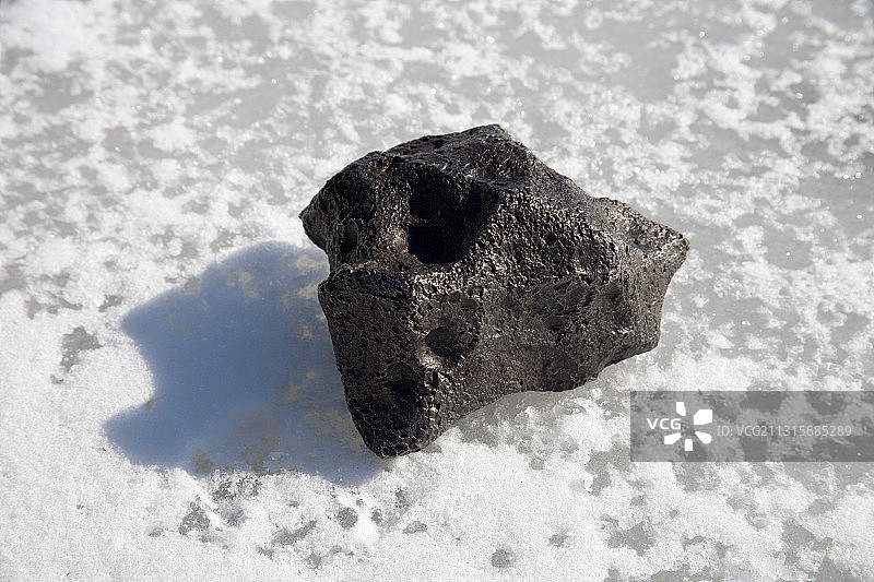 冰上铁镍陨石图片素材