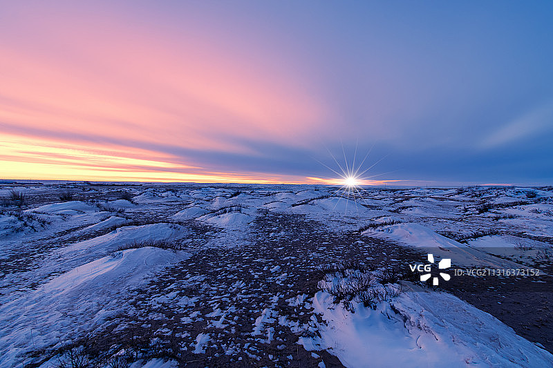 内蒙古草原冬季日落时分的天际线图片素材