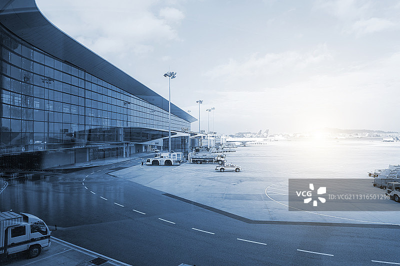 机场跑道停机坪上的客机图片素材