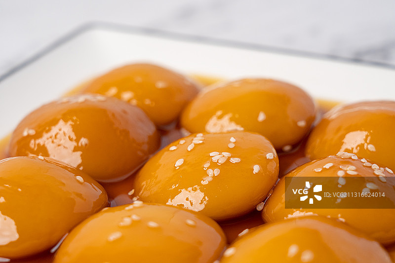 浅色背景中国湖南风味地道地方特色小吃挂糖糯米糍糍粑图片素材