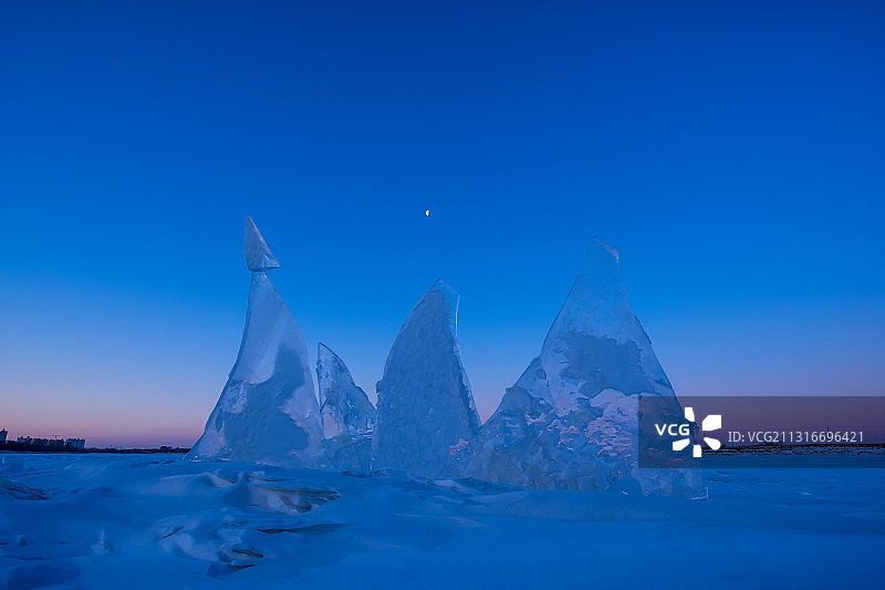 黎明时冰河上竖起的冰块图片素材