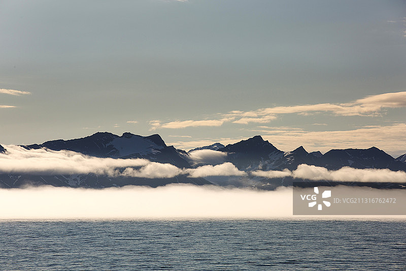 北冰洋斯匹次卑尔根群岛上伊斯峡湾沿岸的山脉。图片素材