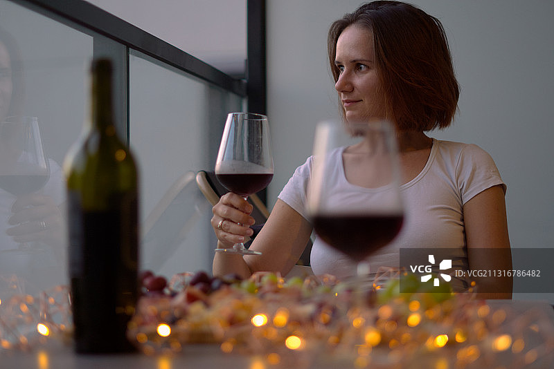 波兰，一个拿着葡萄酒的女人图片素材