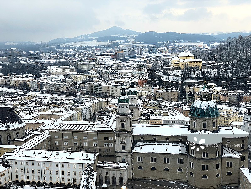 高角度的城镇景观对天空在冬天，萨尔茨堡，奥地利图片素材