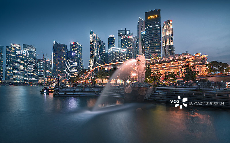 新加坡鱼尾狮公园城市夜景图片素材