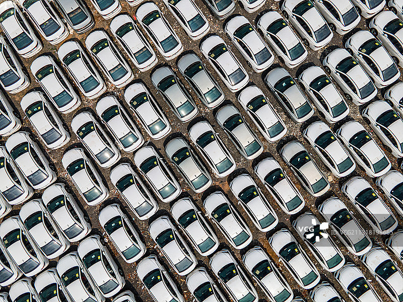 航拍户外停车场的共享汽车整齐排列图片素材