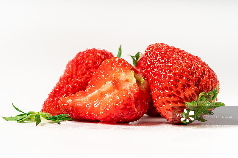 纯白色背景下的多个新鲜草莓图片素材