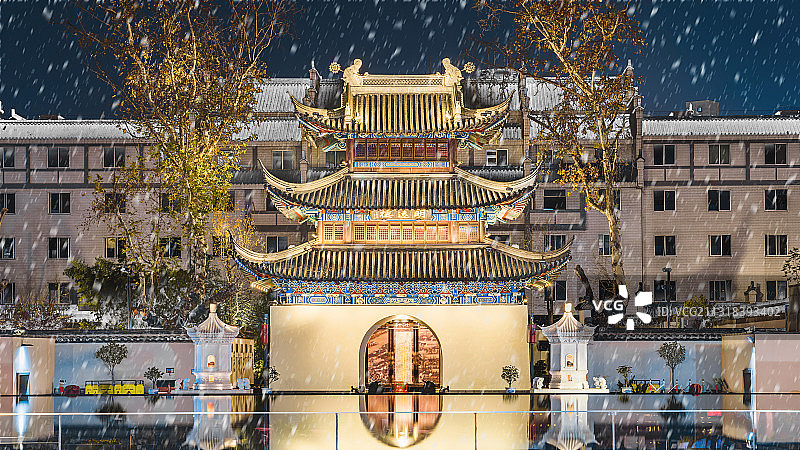 中国江苏南京江南贡中国科举博物馆明远楼雪天夜景图片素材