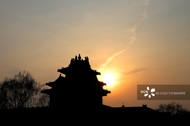 2021年2月24日，夕阳下的北京故宫博物院角楼景美如画。图片素材