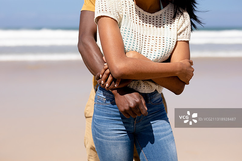 一对非洲裔美国夫妇在海边拥抱图片素材