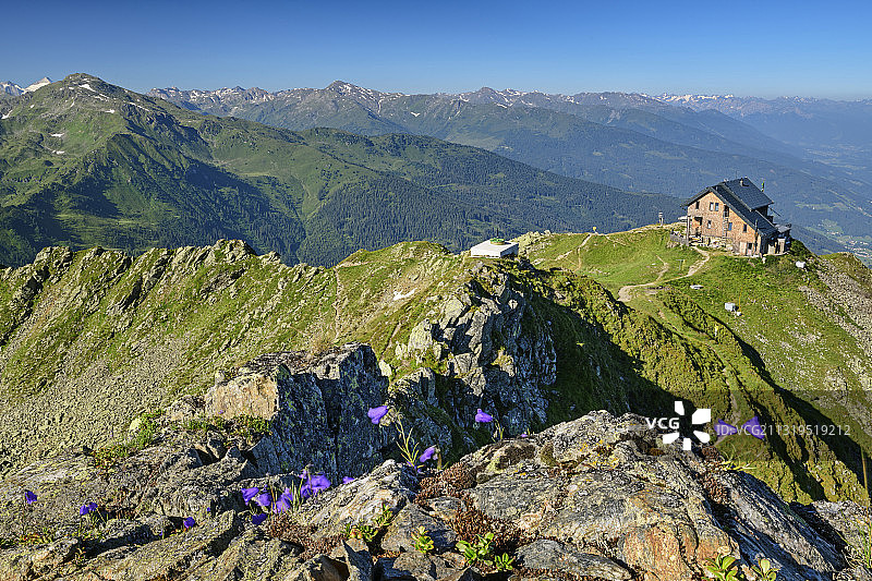 Kellerjochhütte站在地形上，Tux阿尔卑斯在背景，Kellerjochhütte, Tux阿尔卑斯，蒂罗尔，奥地利图片素材