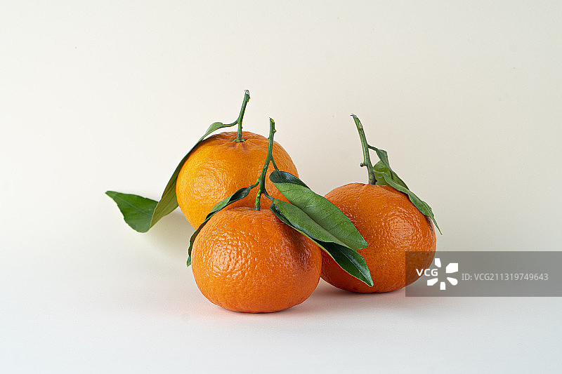 特写的橙色对白色的背景图片素材