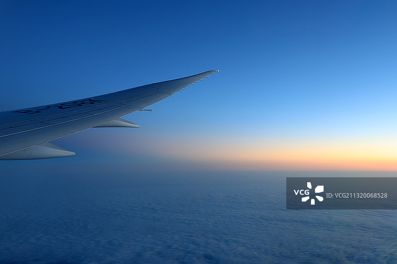 波音787飞行中日落蓝调风光图片素材