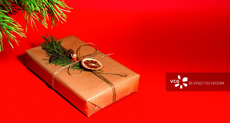 圣诞礼物的特写与圣诞礼物的红色背景图片素材