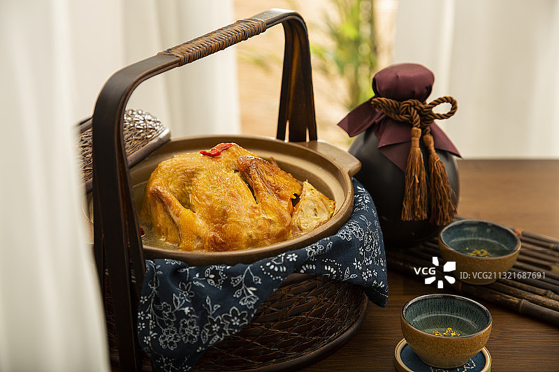 中华美食砂锅茶叶鸡和桂花酒静物图片素材