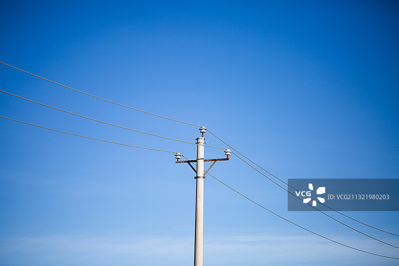 蓝色天空下的电线杆与电路传输图片素材
