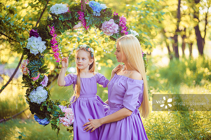 时尚户外照片美丽的家庭看起来美丽的母亲与图片素材
