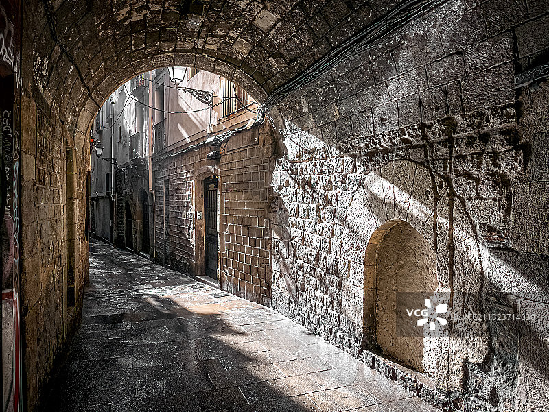 西班牙，雷美河畔，城内建筑物中空荡荡的小巷图片素材