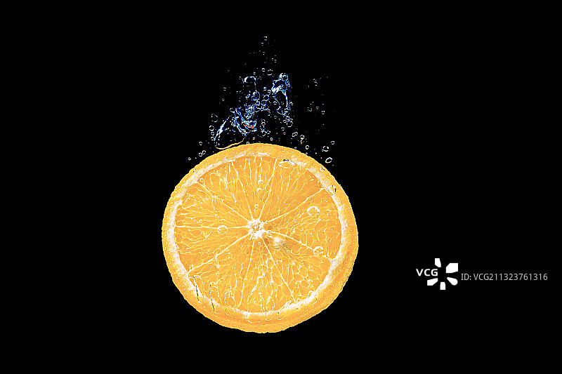 特写的橙色切片对黑色的背景图片素材