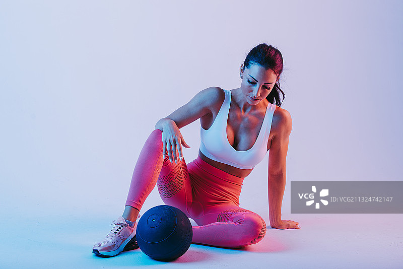 在淡紫色的背景下，女子用球运动，米兰，意大利图片素材