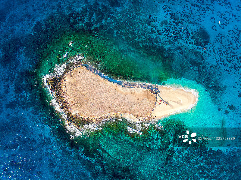 印度洋中蓝色星球上孤独的小岛图片素材