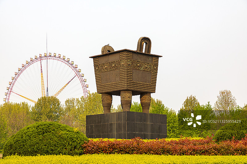 河南省郑州市世纪欢乐园内世纪大鼎图片素材