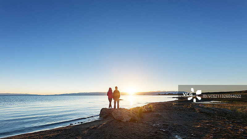 青海湖看日落的情侣图片素材