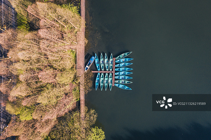 航拍西湖边游船码头风景图片素材