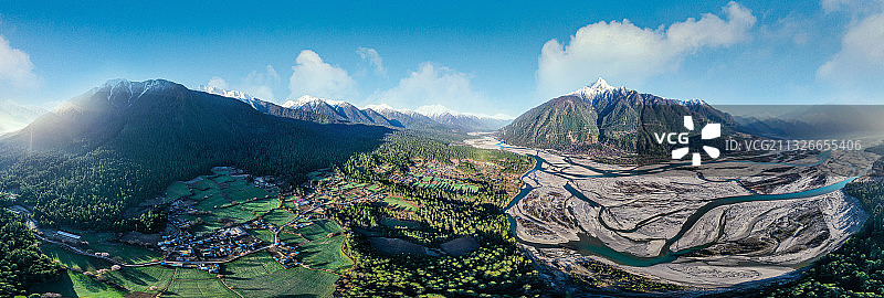 航拍西藏林芝岗乡春天村庄河流全景图片素材