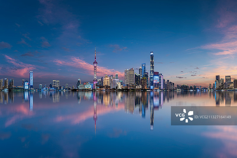 上海城市天际线倒影图片素材