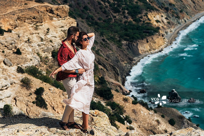 美丽的夫妇拥抱在海边蜜月旅行图片素材
