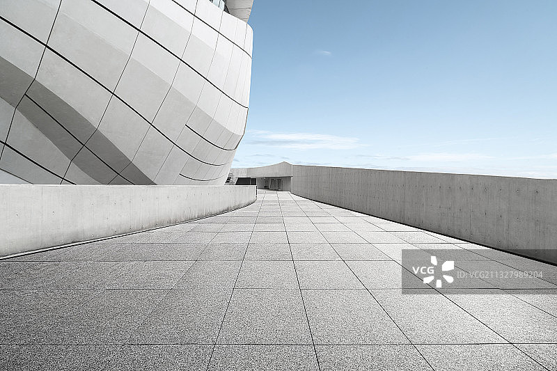 空旷的广场地砖地面和现代化抽象建筑图片素材