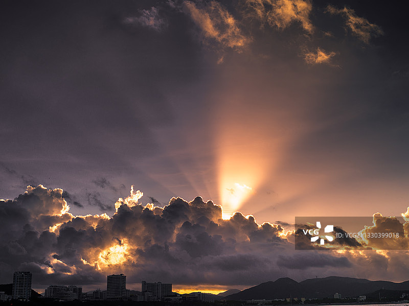 三亚大东海景区日出时分耶稣光戏剧性的天空云景海景房图片素材