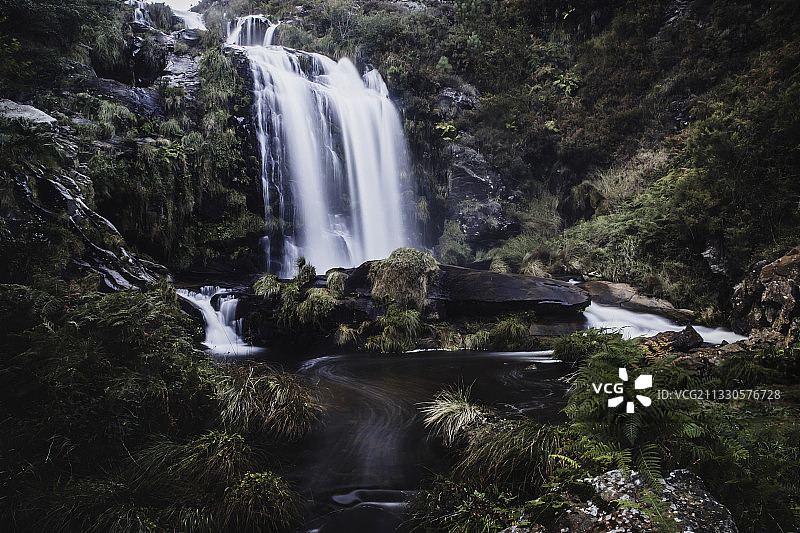 西班牙加利西亚森林瀑布美景图片素材