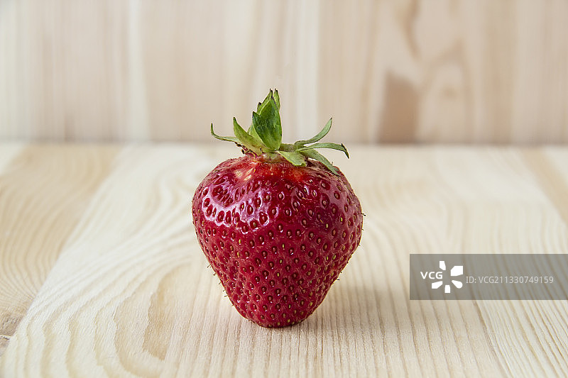 桌子上草莓的特写图片素材