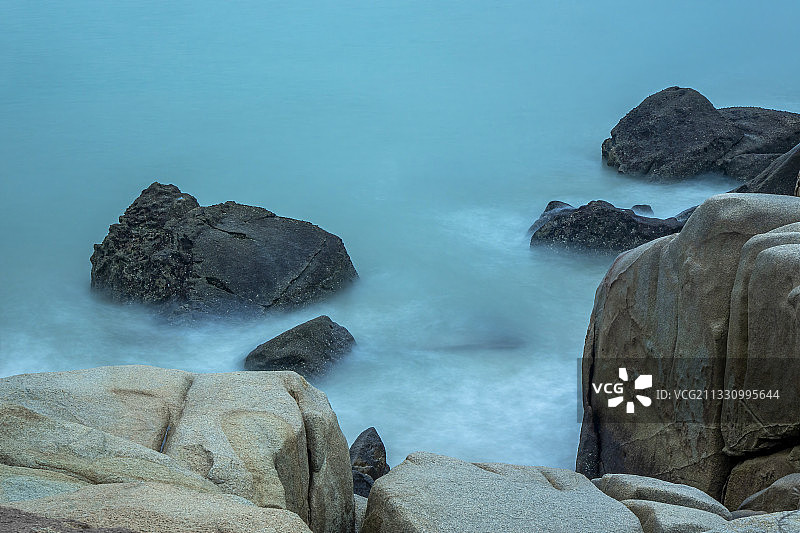 福建平潭坛南湾一处采用慢门拍摄的礁石美景图片素材
