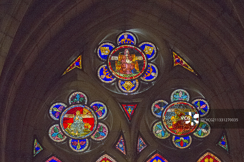 里昂大教堂的彩色玻璃窗图片素材