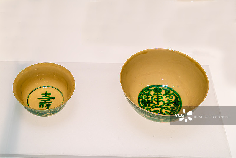 河南省博物院藏清代文物，写有寿字的瓷碗图片素材
