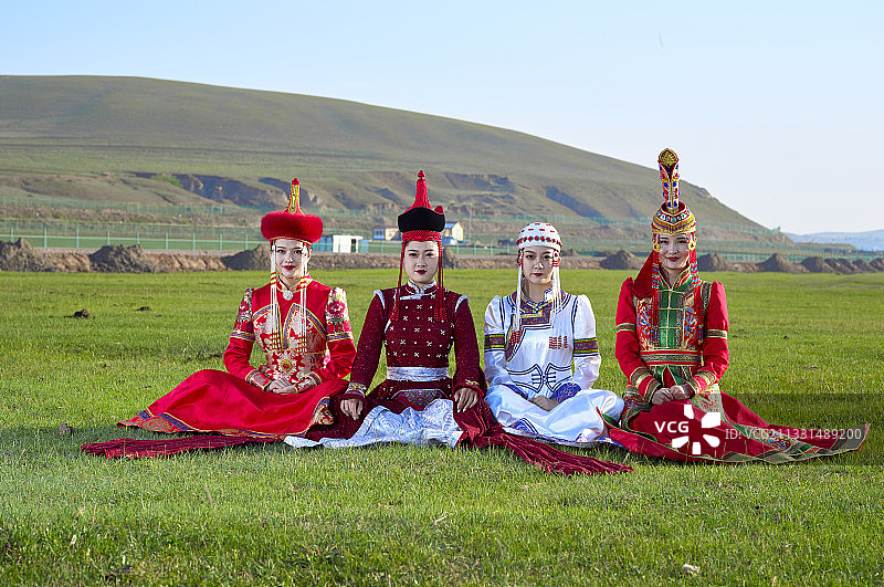 草原上穿着蒙古族传统服饰的少女们图片素材