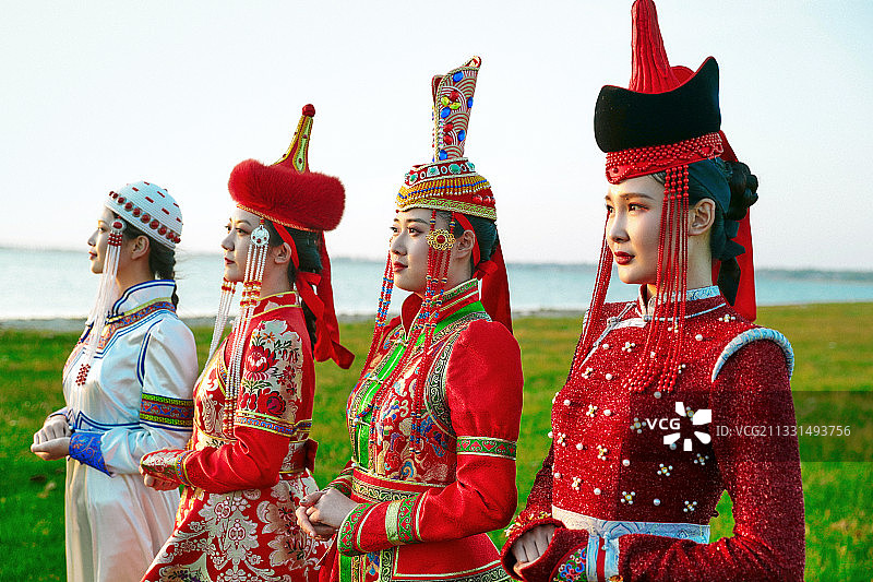 草原上穿着蒙古族传统服的少女们图片素材