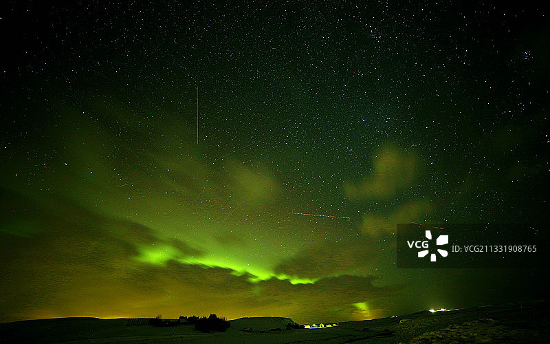 冰岛雷克雅未克郊区小屋上空的极光图片素材