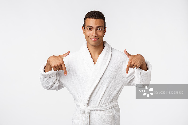 年轻男子的肖像戴拳击手套的白色背景图片素材