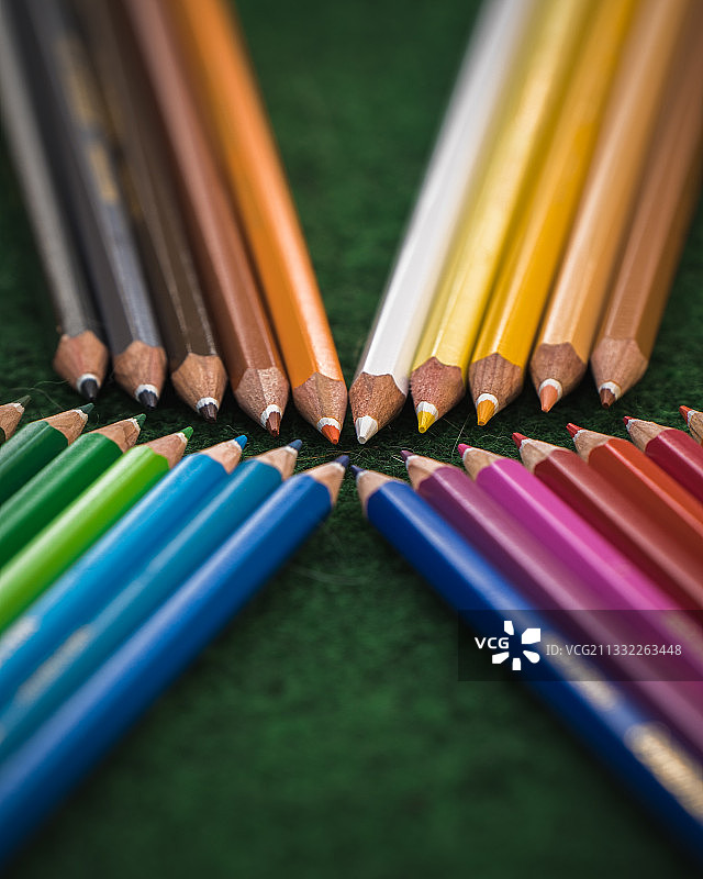 马耳他桌子上彩色铅笔的特写图片素材