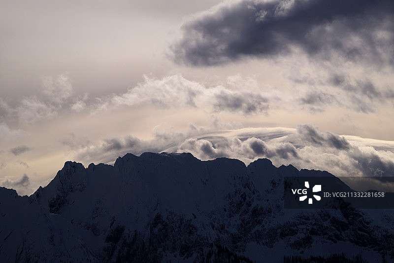白雪皑皑的山峰映衬着天空图片素材
