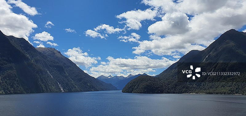 风景如画的湖由山对天空，南国，新西兰图片素材