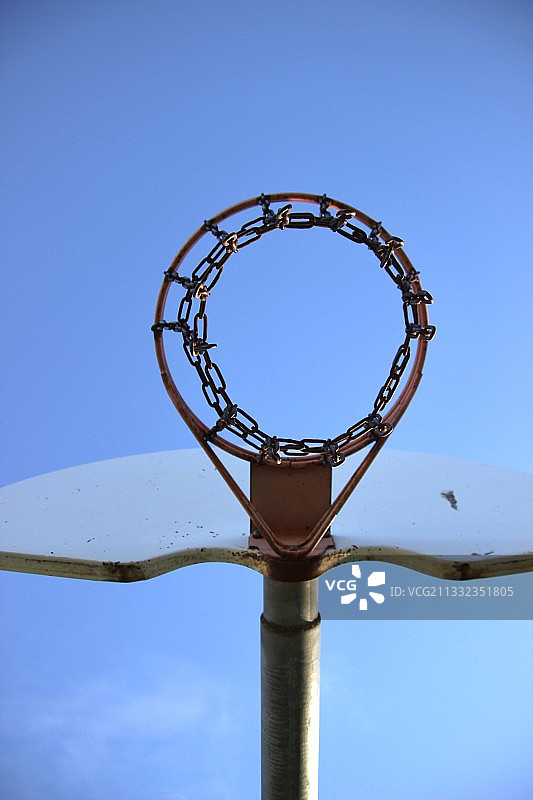 低角度篮球篮框对着蓝天，枫树格罗夫，美国，明尼苏达州，美国图片素材