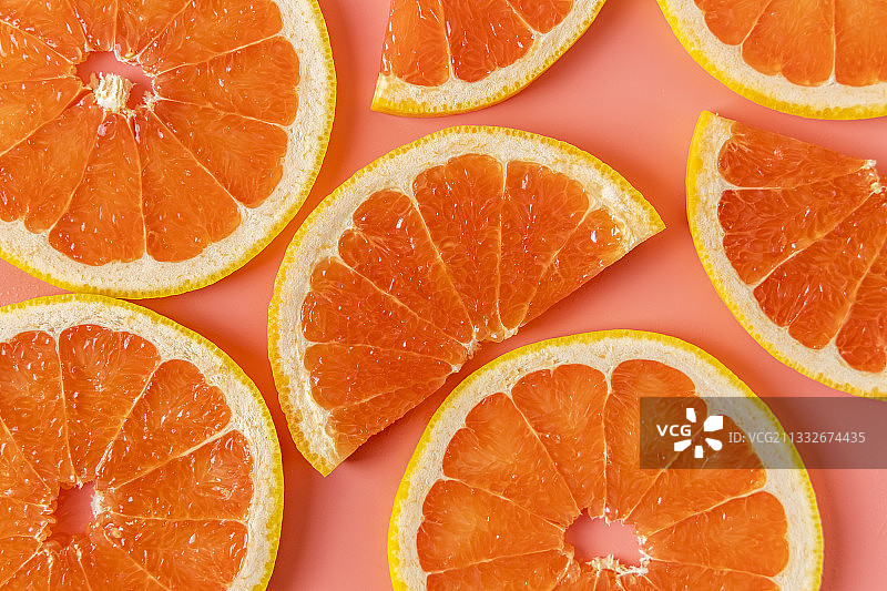 特写的橙色水果在彩色的背景图片素材